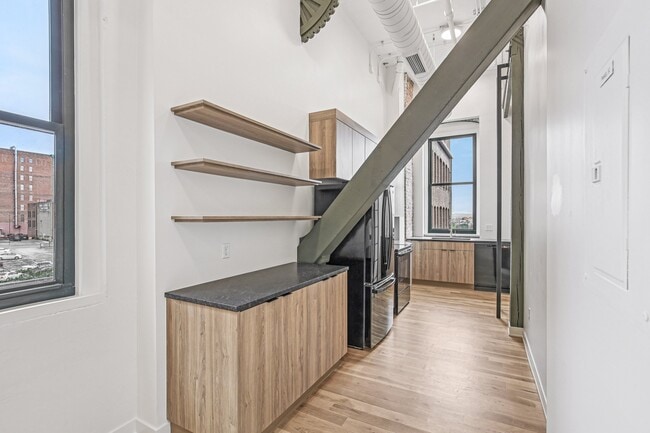 Building Photo - 110 W 9th St