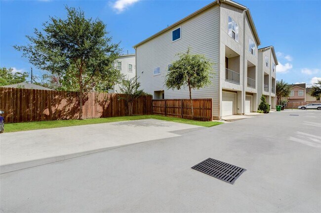 Building Photo - 611 Bayou St