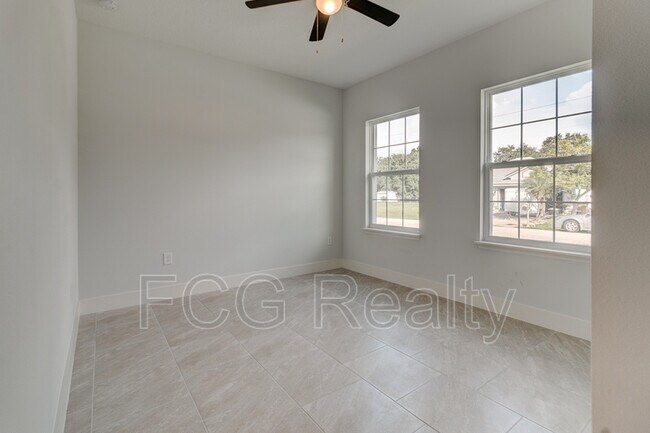 Building Photo - 954 Alsace Dr