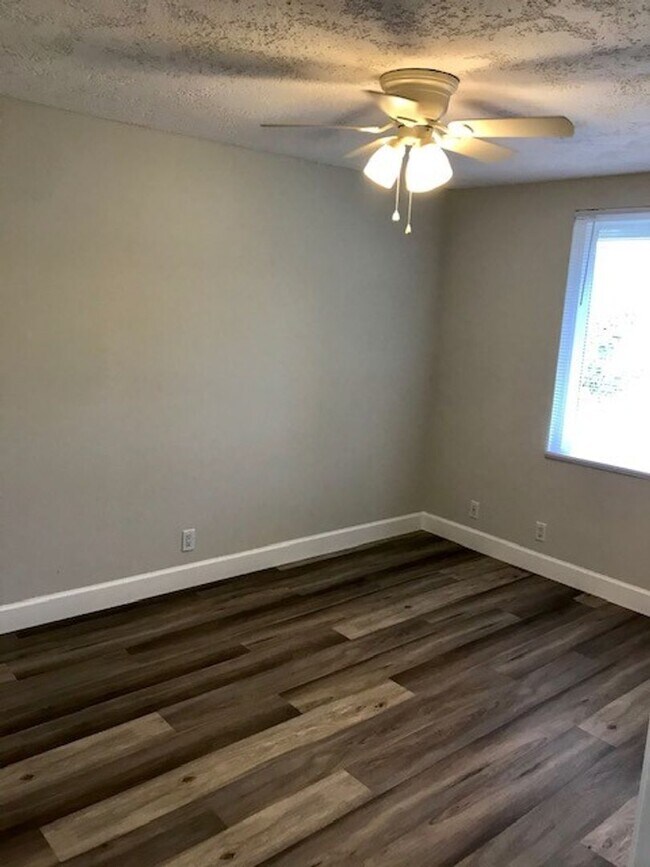 Building Photo - Nestled in the highly desirable community ...