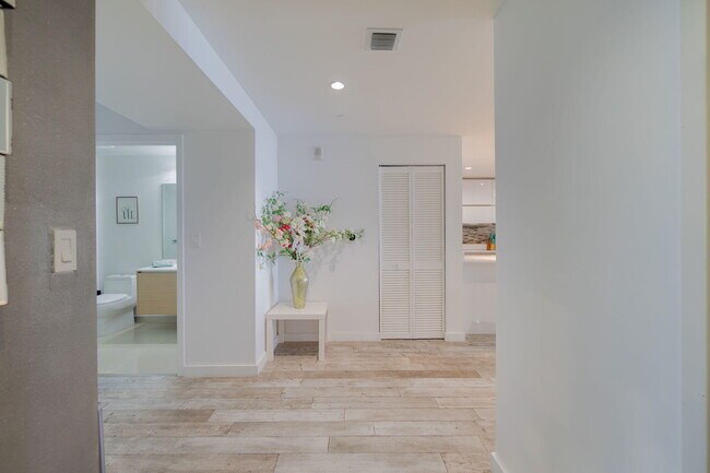 Foto del edificio - 600 NE 27th St