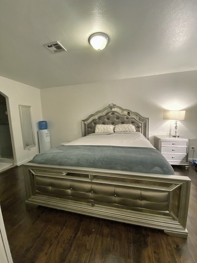 Master Bedroom - 3950 S Sandhill Rd