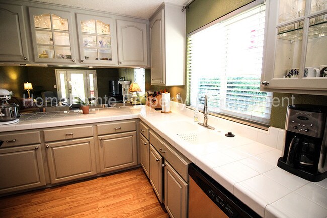 Foto del edificio - 413 Willow Creek Dr