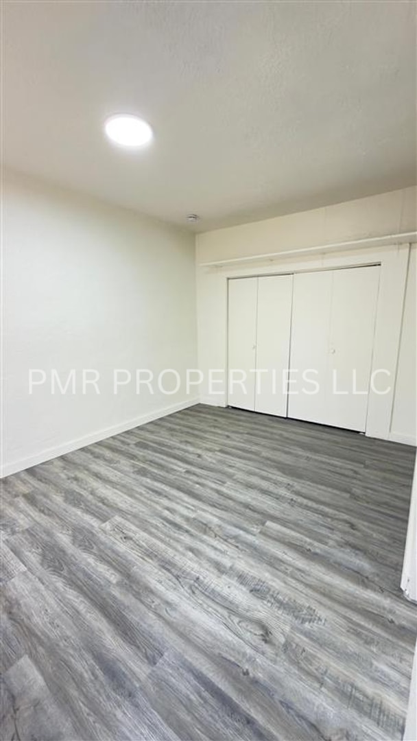 Building Photo - 2 Bedroom/ 1 Bathroom- House