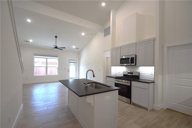 Building Photo - 672 Sun Meadows Loop