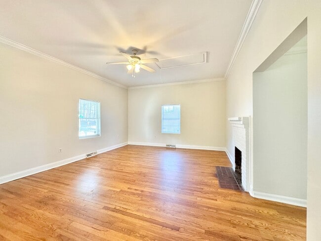 Building Photo - Spacious 2 Bedroom With Office