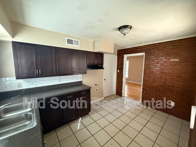 Building Photo - 3085 Basswood St