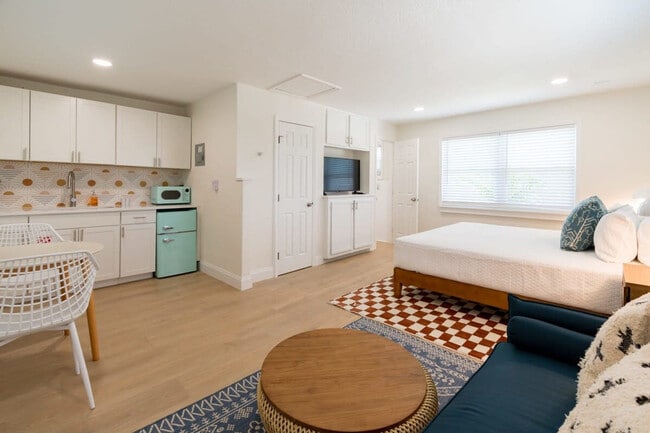 Building Photo - 402 S Orlando Ave