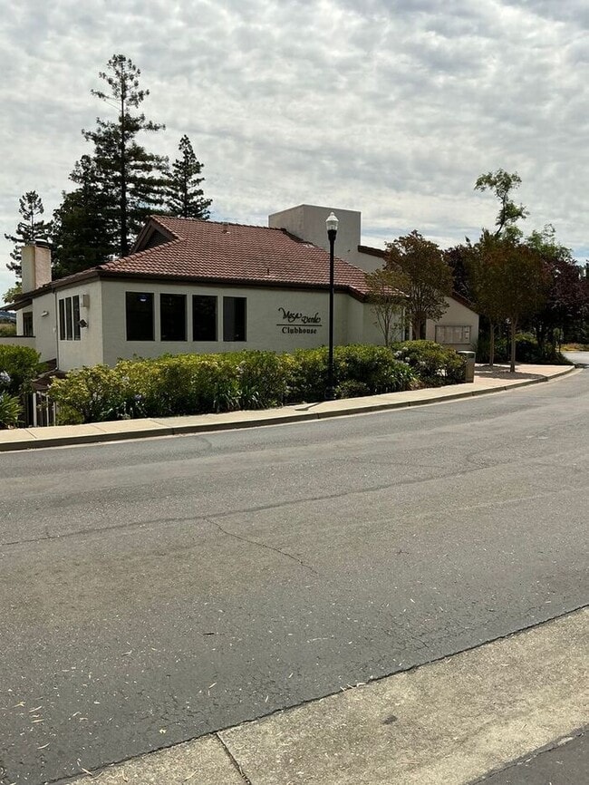 Building Photo - Great 1 bedroom in gated community