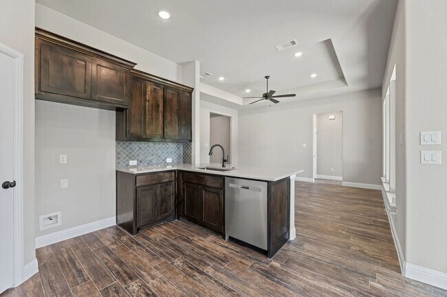 Foto del edificio - 2106 Briarwood Dr