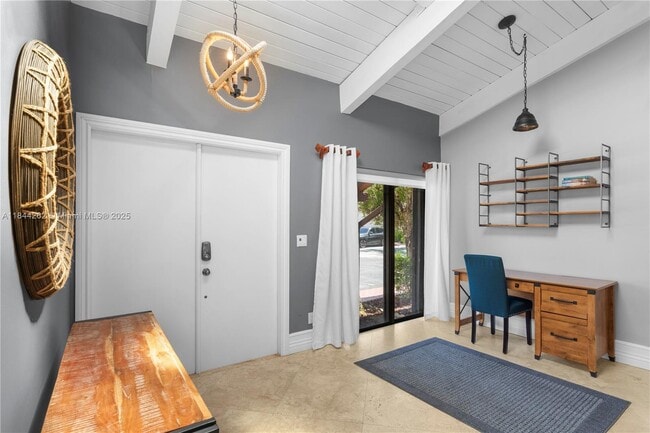 Building Photo - 2665 Parkview Dr S