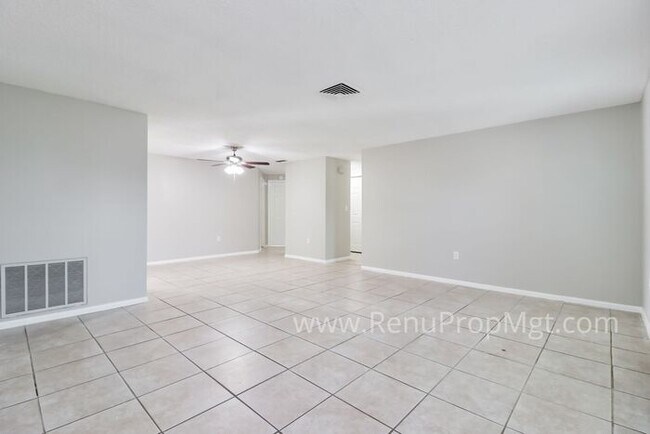 Foto del edificio - AVAILABLE NOW