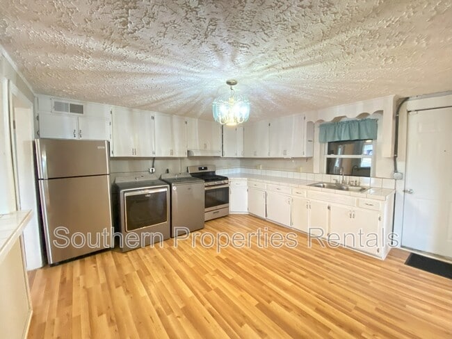 Building Photo - 2245 Chalmers Dr