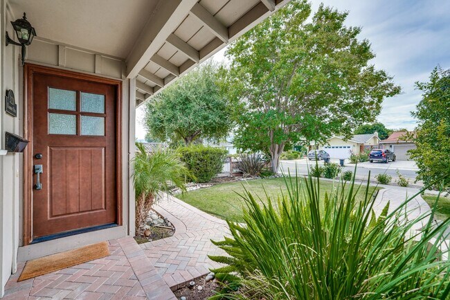 Foto del edificio - Spacious Home off of Hillsdale with Amazing Kitchen & Backyard! Ready to Rent.