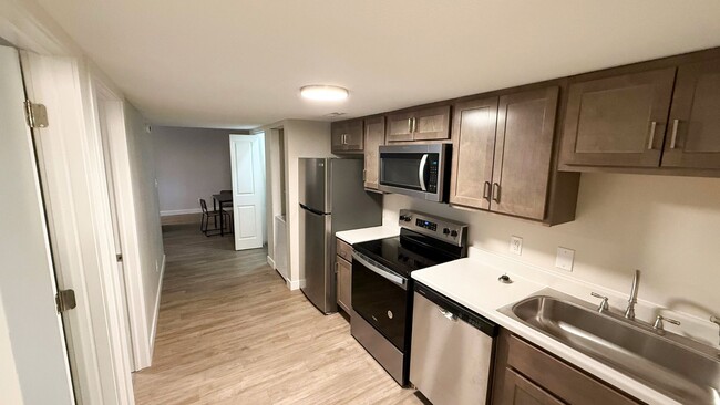 Interior Photo - 809 W Springfield