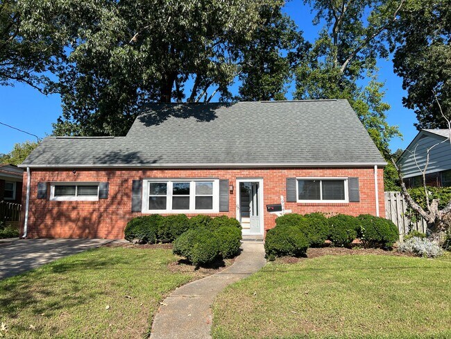 Foto del edificio - Large Brick Cape Cod just blocks from the beach