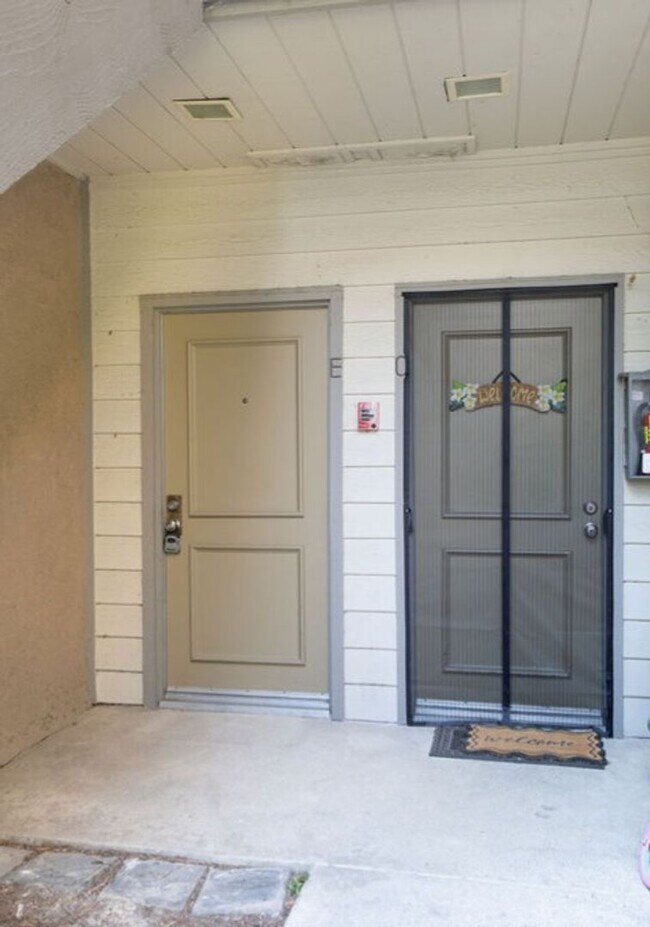 Foto del edificio - Remodeled, ground level, 1 bedroom, 1 bath condo in Lakeside Garden Grove Community
