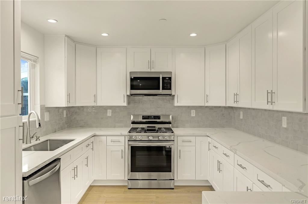 Foto principal - 3 br, 2 bath House - 8144 Louise Avenue