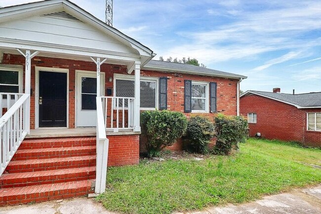Building Photo - Charming 2BD/1BA Duplex Off West Blvd