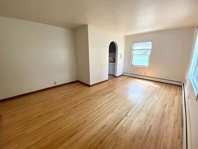 Building Photo - 4 Bed 2 Bath Home!