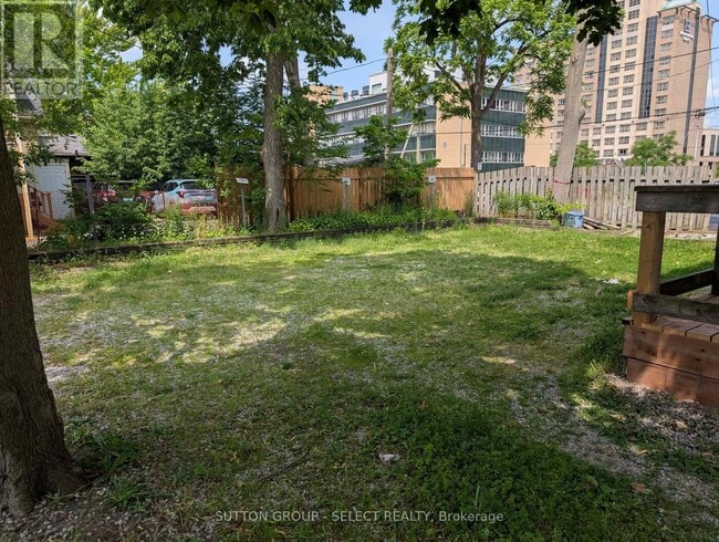 Building Photo - 627 Wellington St