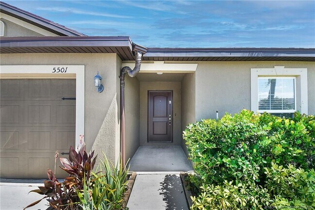 Foto del edificio - 5501 Jamboree Dr