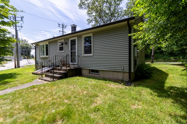 Building Photo - 2 Bedroom Ranch with Solar Panels, great e...