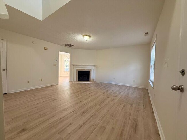 Foto del edificio - 1529 Crag Burn Ln