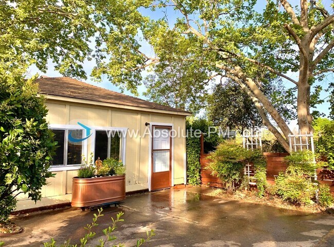 Foto del edificio - Cozy 1 Bedroom Studio in the Orangevale Ag...