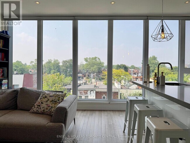 Photo du bâtiment - 1555 Bloor St W