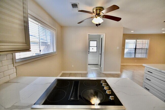 Building Photo - 9611 Greenwillow St