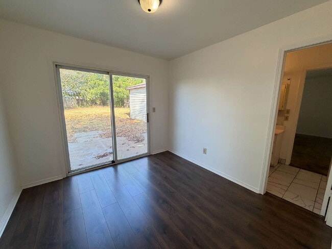 Building Photo - 2111 Pearson Dr