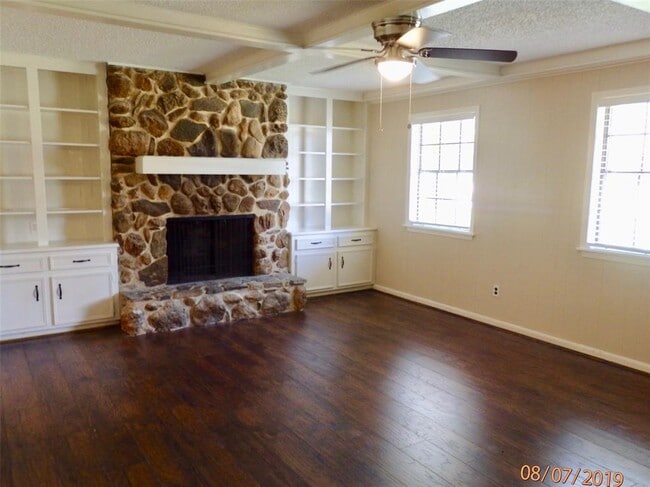 Building Photo - 2109 Riverside Dr