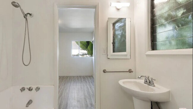 Foto del edificio - 3355 Barbydell Dr