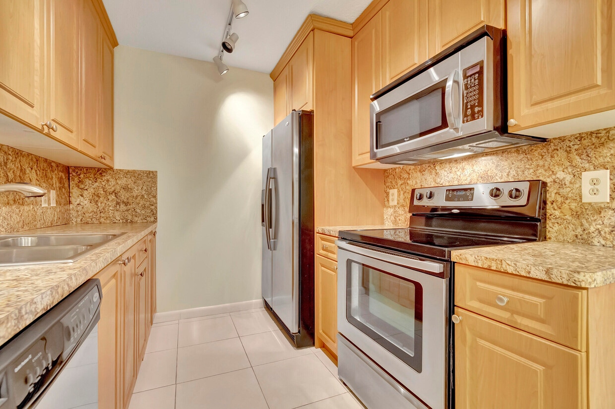 1091 Wolverton E, Boca Raton, FL 33434 Condo for Rent in Boca Raton