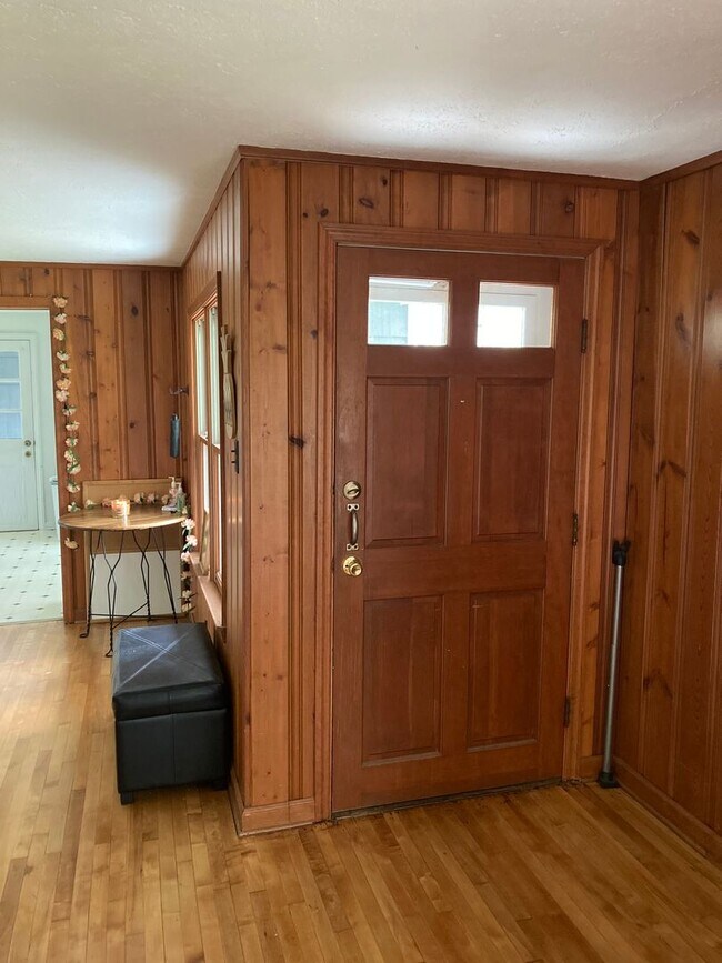 Foto del edificio - 3 bedroom, 1 bath House: Available August ...