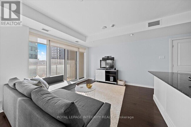 Building Photo - 242 Rideau St