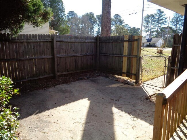 Building Photo - Welcome home! Like new condition! Fenced y...
