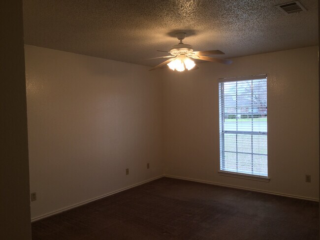 Foto del edificio - 9007 Woodgate Cir E