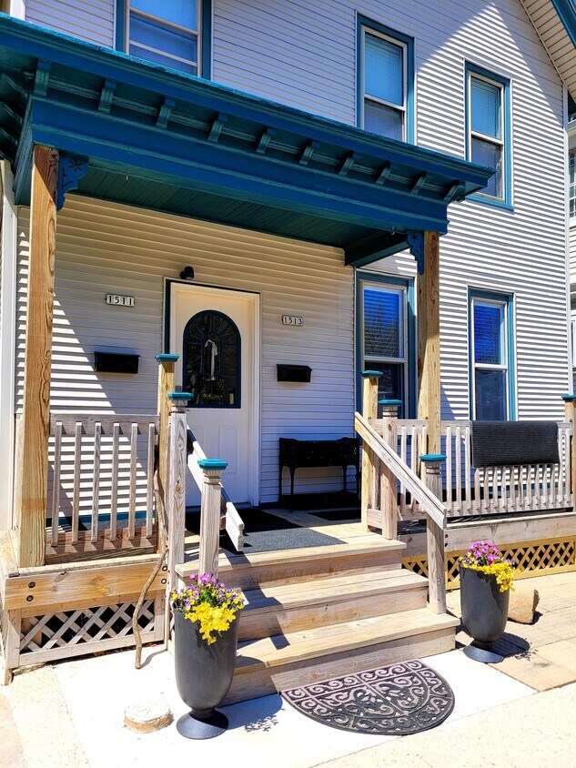 1511 N Cass St Unit upper, Milwaukee, WI 53202 Apartments in