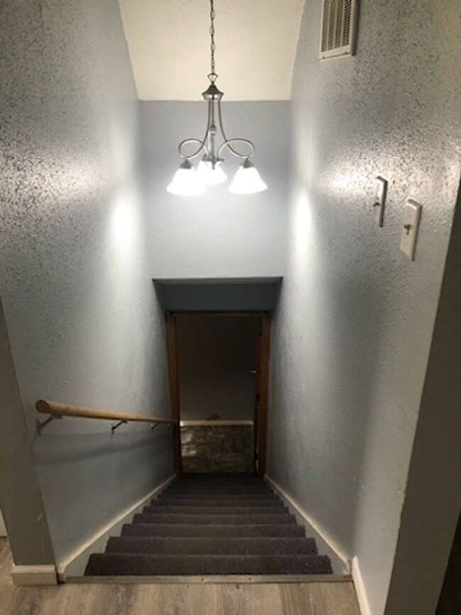 Building Photo - Upper Unit of Duplex