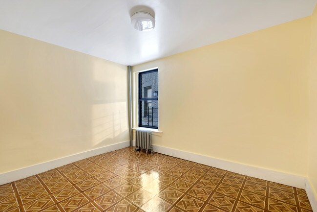Building Photo - 2326 Loring Pl N
