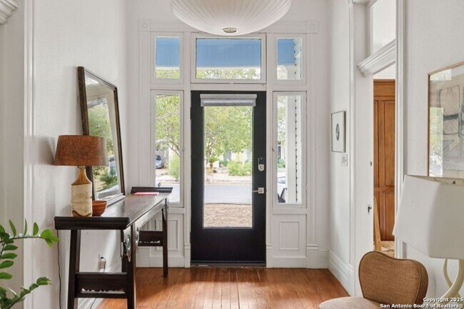 Building Photo - HISTORIC CHARM IN KING WILLIAM