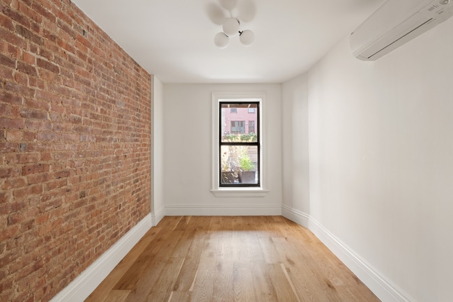 Foto del edificio - 398 Putnam Ave