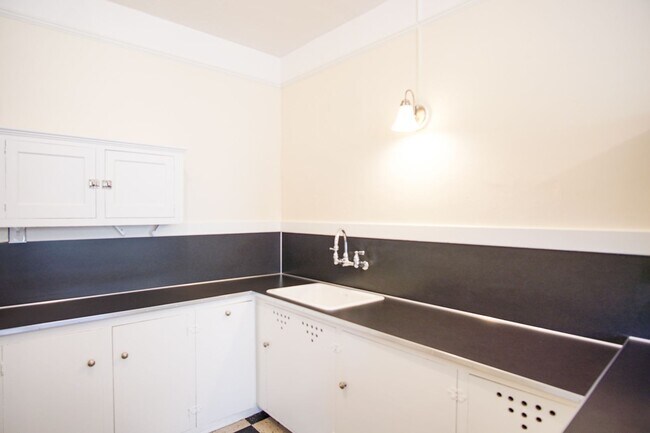 Foto del edificio - Snag this Stately One-Bedroom off of Bustl...