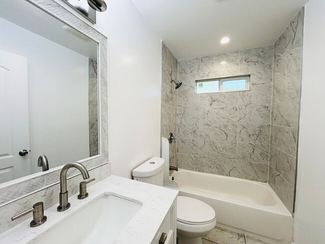 Foto del edificio - Spacious 6-Bedroom with Private Yard & Parking in Sylmar!
