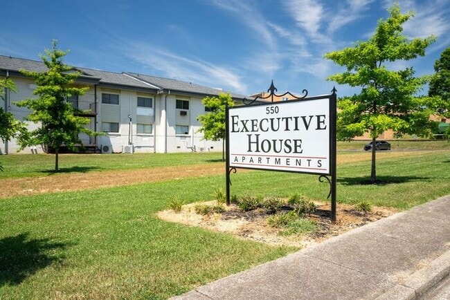 Foto del edificio - 2 Bedroom Unit was recently renovated. Live walking distance from the downtown square or steps fr...