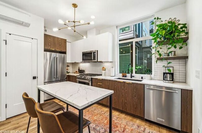 Foto del edificio - 2404E Dexter Ave N