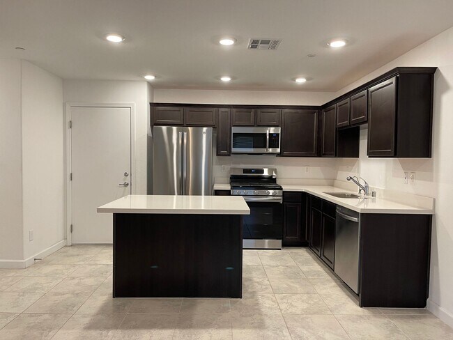 Building Photo - 3 bed 2.5 bath 2 car garage townhouse in m...