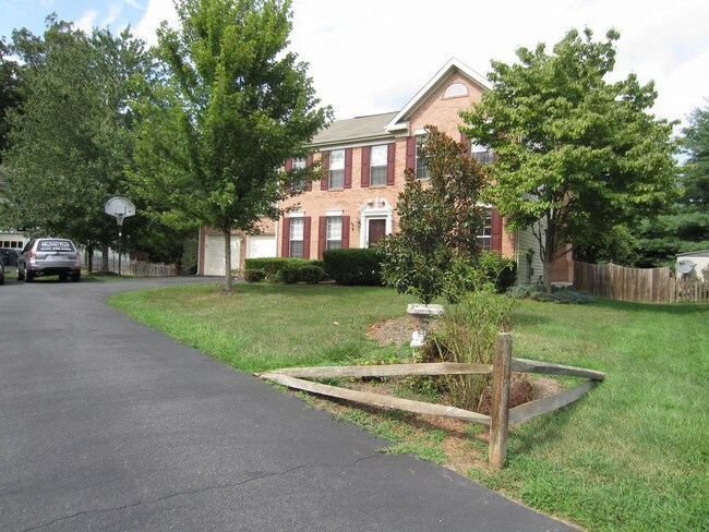 Building Photo - 10 Fieldstone Ct